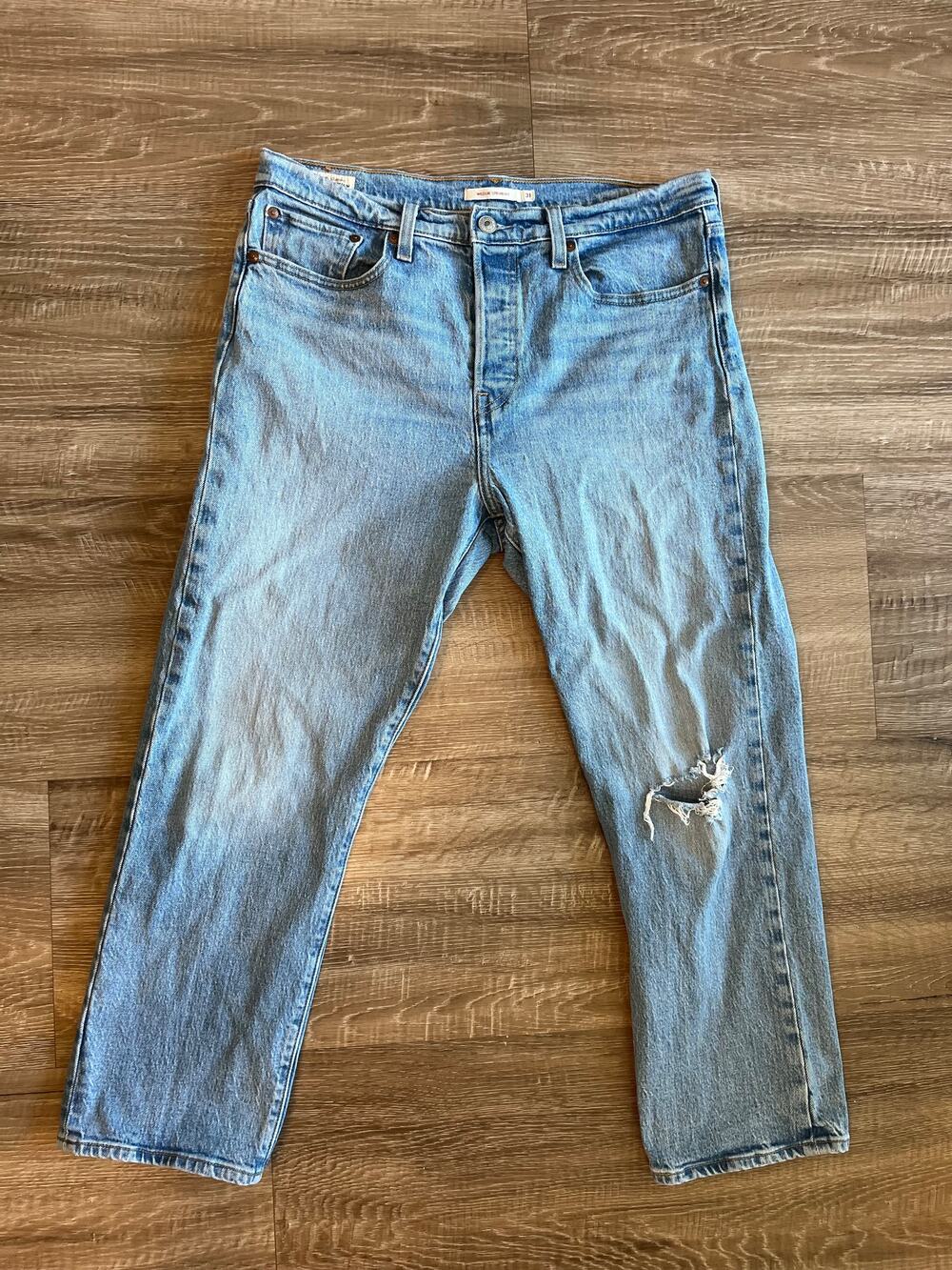 Levi's Wedgie Straight Women's Size 31 Distressed Knee